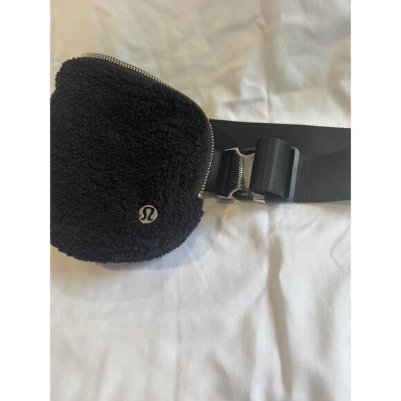 Lululemon Everywhere Fleece Belt Bag - Picture 7 of 8